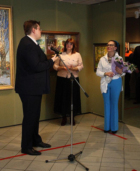 Заместитель губернатора Костромской области, Хасанов Марат Шамильевич поздравил художницу Ирину Рыбакову с открытием выставки.
