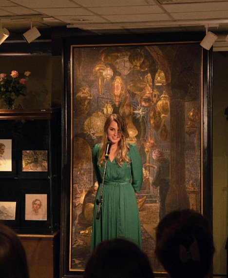 Выступление художницы Елизаветы Андрияки на открытии персональной выставки 