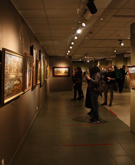 Посетители на выставке Ирины Рыбаковой в Музейно-выставочном косплексе.