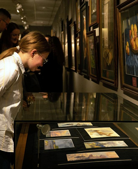 Посетители выставки художницы Елизаветы Андрияки 