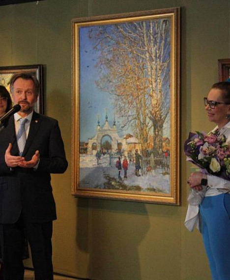 Народный художник РФ Дмитрий Белюкин выступает на открытии выставки Ирины Рыбаковой.