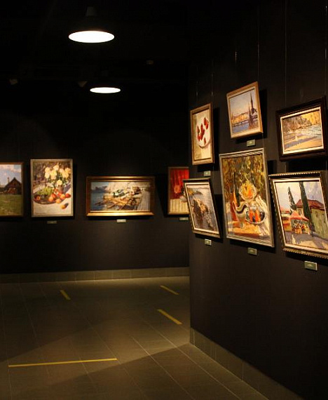 Экспозиция картин Ольги Кузьминой в МВК Академии Андрияки.