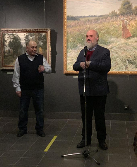 Ректор Академии акварели и изящных искусств С.Н.Андрияка выступает с приветственным словом на открытии персональной выставки художника Юрия Панцырева.